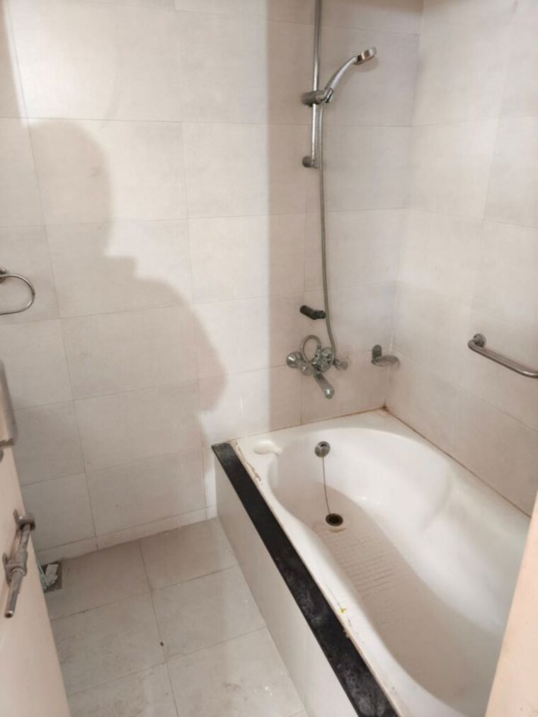 Bathroom, satellite 4 Bedroom 3500 Sq.Ft. Villa In Satellite Ahmedabad 10491730