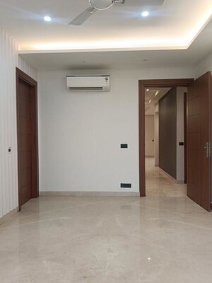 Room in 4 BHK Builder Floor at Unitech South City II, Sector 50 – for Rent