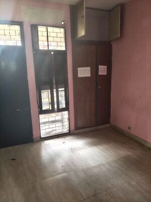 Room in 2.5 BHK Apartment at Mayur Vihar – for Rent