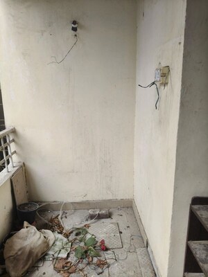 Bathroom in 2.5 BHK Apartment at Mayur Vihar – for Rent