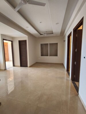Room in 3 BHK Apartment at Vip Road – for Rent