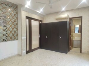 Room in 4 BHK Builder Floor at DLF City Phase IV, Dlf Phase iv – for Rent
