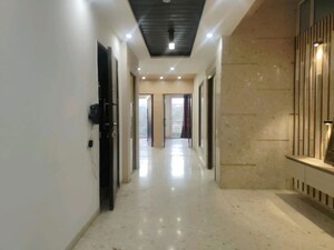 Building Lobby in 4 BHK Builder Floor at DLF City Phase IV, Dlf Phase iv – for Rent