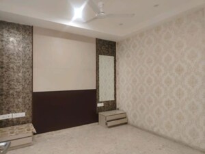 Bathroom in 4 BHK Builder Floor at DLF City Phase IV, Dlf Phase iv – for Rent