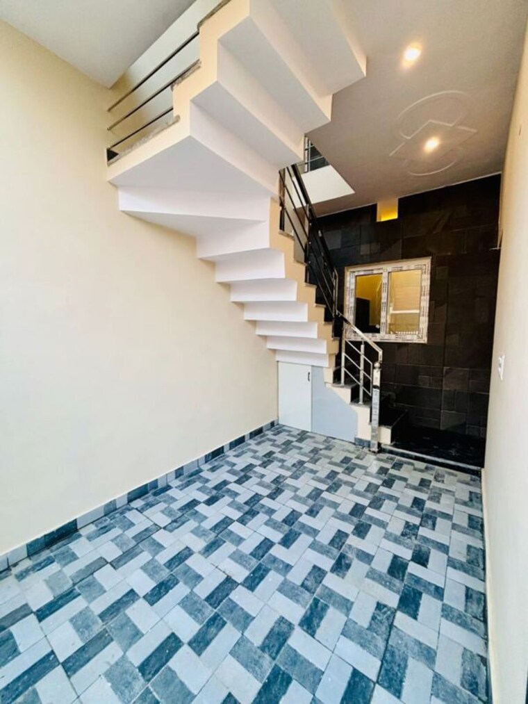  Parking, kharar road 4 Bedroom 140 Sq.Yd. Independent House In Kharar Road Mohali 10478651