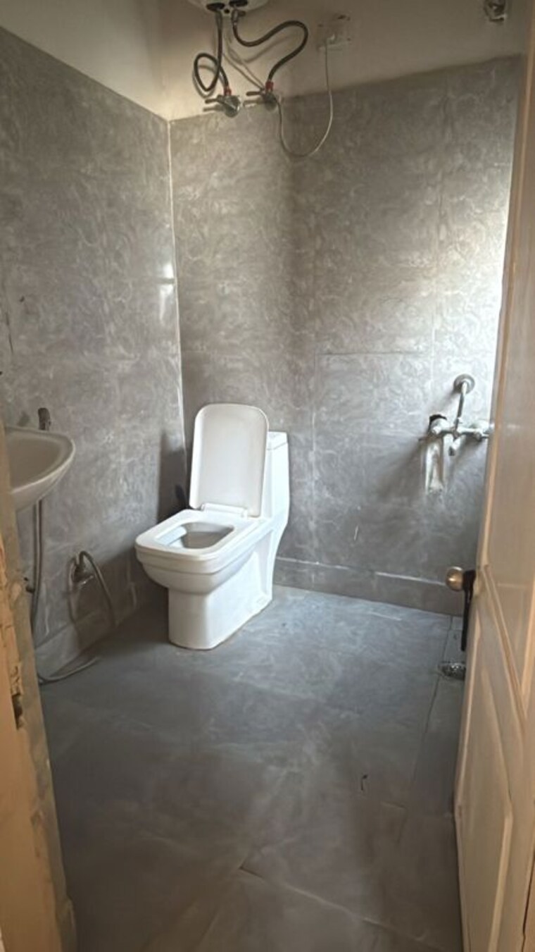 Bathroom, maple-crescent 3 Bedroom 1500 Sq.Ft. Apartment In Sector 43 Gurgaon 10492054