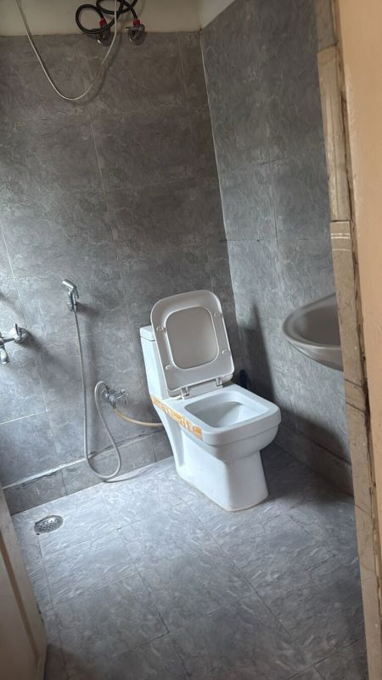 Bathroom, maple-crescent 3 Bedroom 1500 Sq.Ft. Apartment In Sector 43 Gurgaon 10492054