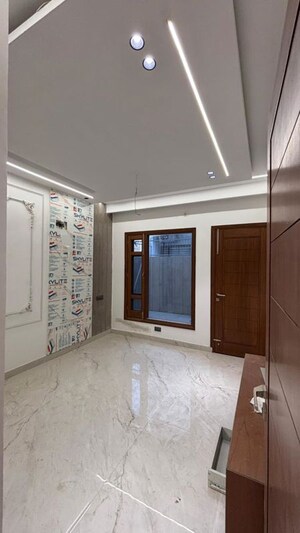 Room in 6+ BHK Independent House at Sector 9 – for Sale