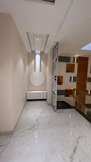 Lift in 6+ BHK Independent House at Sector 9 – for Sale
