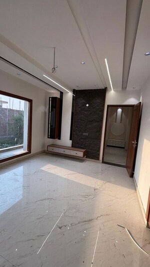Room in 6+ BHK Independent House at Sector 9 – for Sale