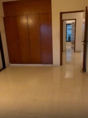Room in 3 BHK Apartment at Lokhandwala Complex – for Rent
