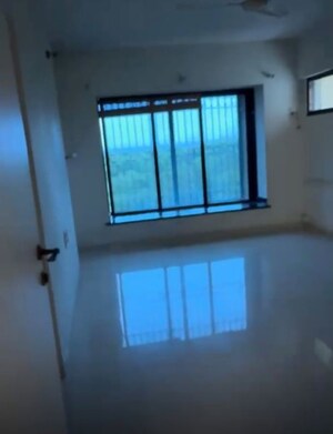 Room in 3 BHK Apartment at Lokhandwala Complex – for Rent