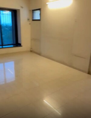 Room in 3 BHK Apartment at Lokhandwala Complex – for Rent