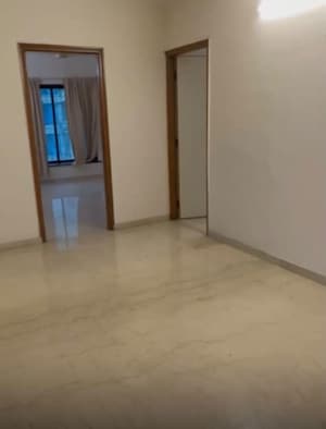 Room in 3 BHK Apartment at Lokhandwala Complex – for Rent