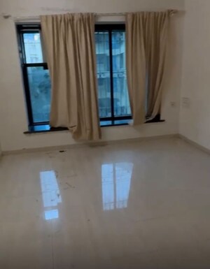 Room in 3 BHK Apartment at Lokhandwala Complex – for Rent