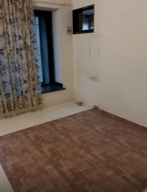 Room in 3 BHK Apartment at Lokhandwala Complex – for Rent