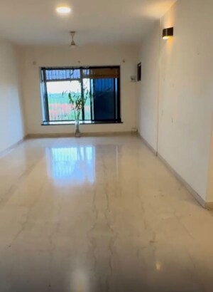 Room in 3 BHK Apartment at Lokhandwala Complex – for Rent
