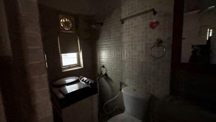 Bathroom, paras-tierea 2 Bedroom 825 Sq.Ft. Apartment In Sector 137 Noida 10492095