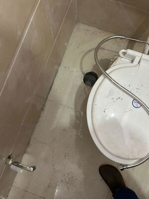 Bathroom in 1.5 BHK Apartment at Mayur Vihar – for Rent