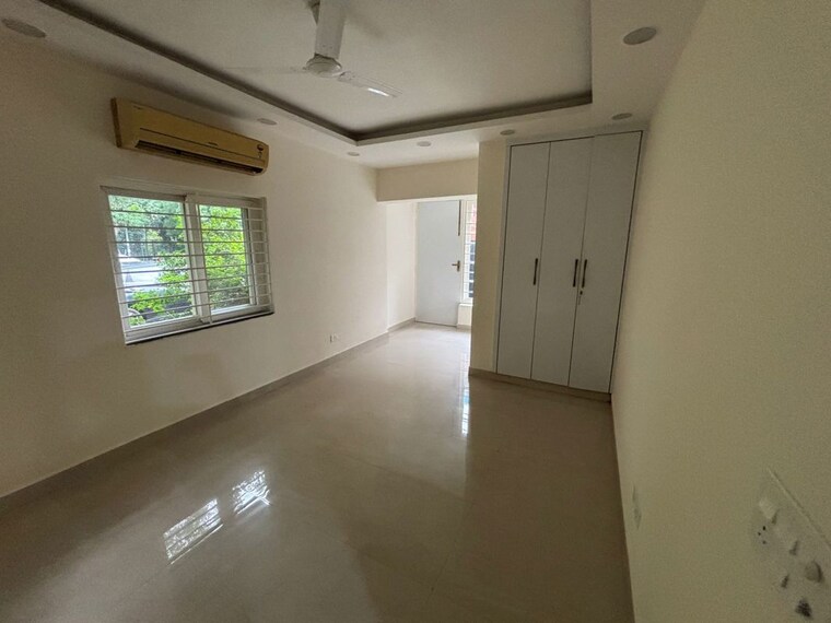 Room, sarvodaya enclave 3 Bedroom 300 Sq.Yd. Builder Floor In Sarvodaya Enclave Delhi 10492211