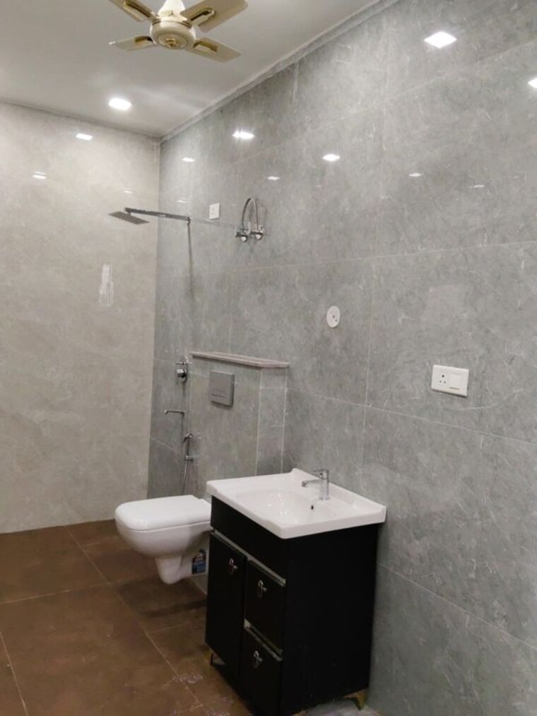 Bathroom, sector 82 2 Bedroom 200 Sq.Ft. Builder Floor In Sector 82 Noida 10492304