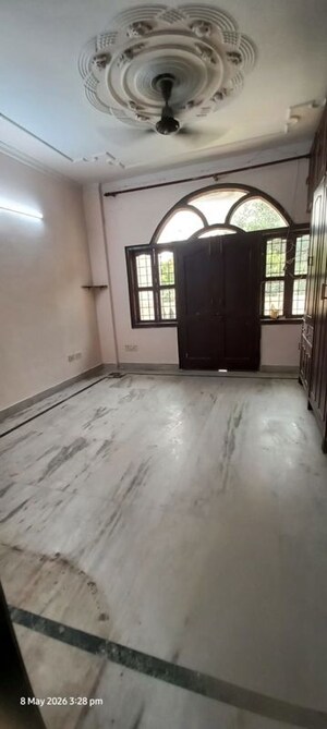Room in 2 BHK Builder Floor at Sector 40 – for Rent