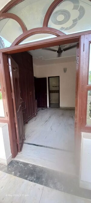 Room in 2 BHK Builder Floor at Sector 40 – for Rent