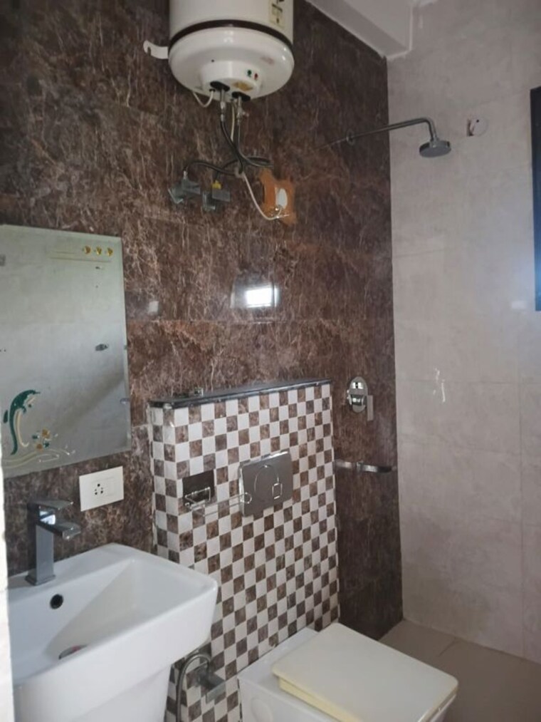 Bathroom, sector 40 3 Bedroom 2000 Sq.Ft. Builder Floor In Sector 40 Gurgaon 10492339