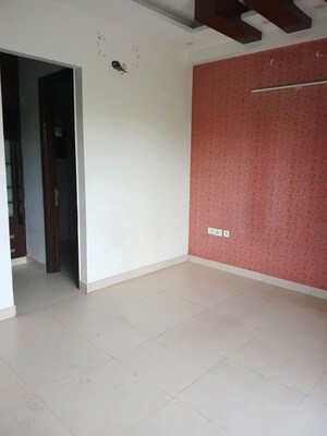 Room in 3 BHK Builder Floor at Sector 40 – for Rent