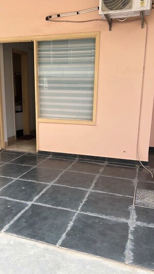 Room in 3 BHK Builder Floor at Sector 40 – for Rent