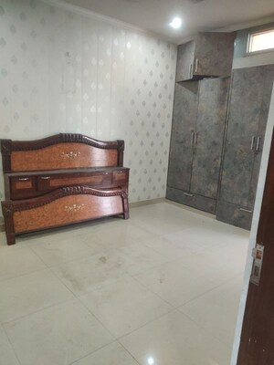 Bedroom in 3 BHK Builder Floor at Sector 40 – for Rent