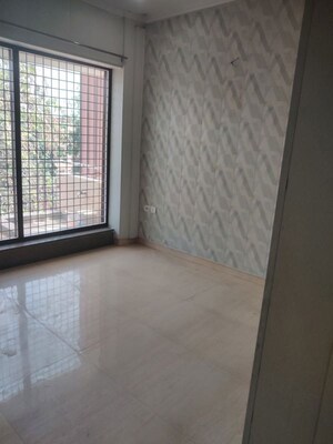 Room in 3 BHK Builder Floor at Sector 40 – for Rent