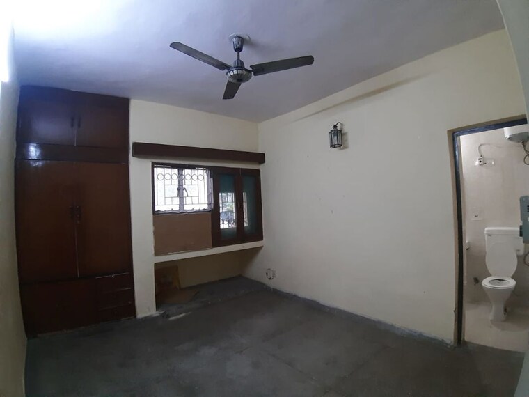Room, safdarjung development area 3 Bedroom 275 Sq.Yd. Builder Floor In Safdarjung Development Area Delhi 10492380