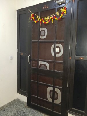 Furnished Amenities in 3 BHK Builder Floor at Laxman Chowk – for Rent