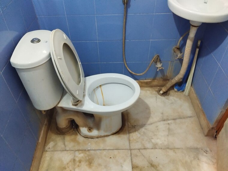 Bathroom, mewala maharajpur 1.5 Bedroom 500 Sq.Ft. Apartment In Mewala Maharajpur Faridabad 10492448