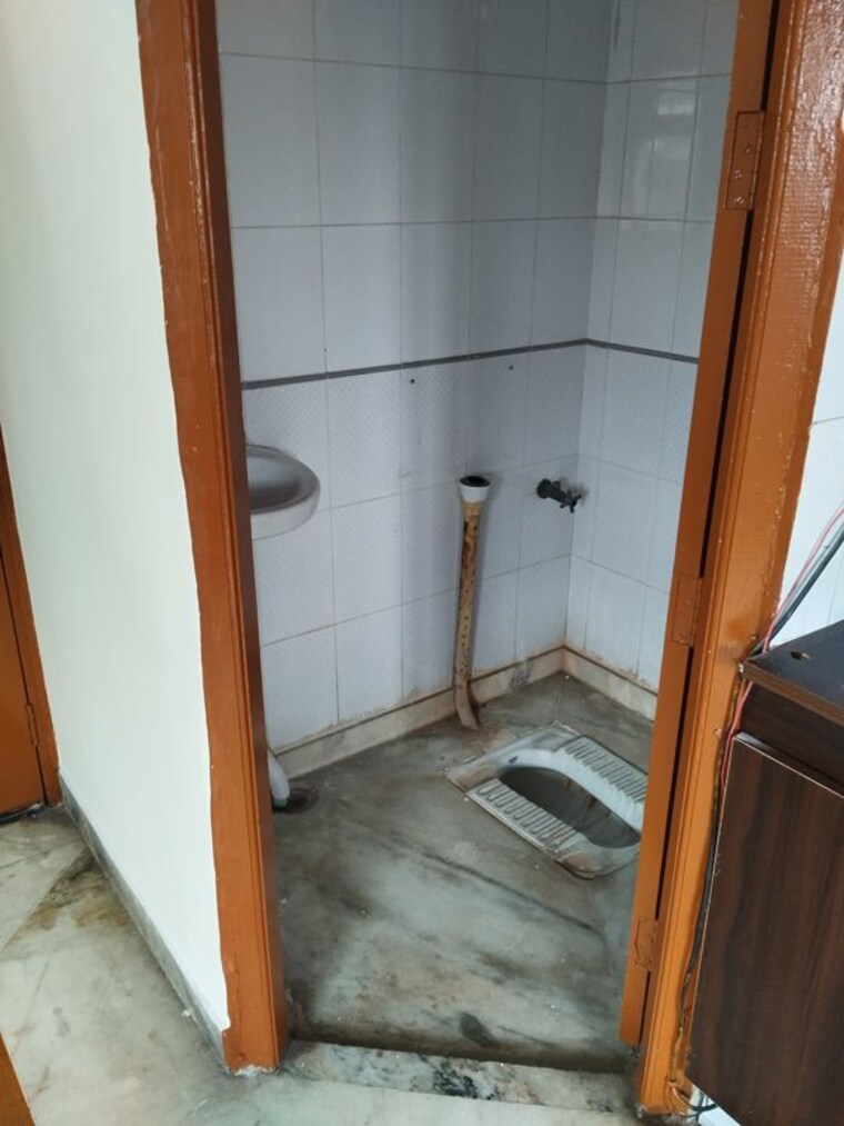 Bathroom, mewala maharajpur 1.5 Bedroom 500 Sq.Ft. Apartment In Mewala Maharajpur Faridabad 10492448