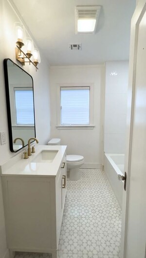 Bathroom in 4 BHK Builder Floor at Safdarjung Enclave – for Rent