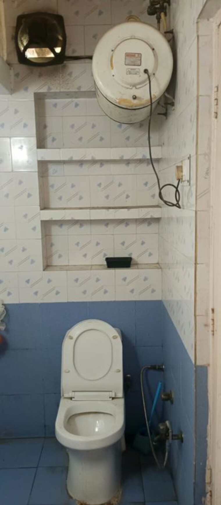 Bathroom, safdarjung enclave 2 Bedroom 160 Sq.Yd. Builder Floor In Safdarjung Enclave Delhi 10492866