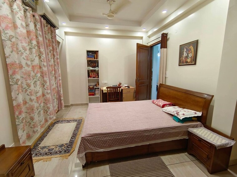 Bedroom, sector 57 3 Bedroom 204 Sq.Yd. Builder Floor In Sector 57 Gurgaon 10492855