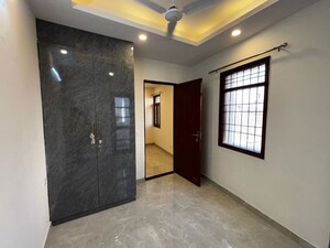 Room in 2 BHK Builder Floor at Sector 42 – for Rent