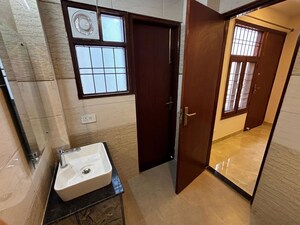 Room in 2 BHK Builder Floor at Sector 42 – for Rent