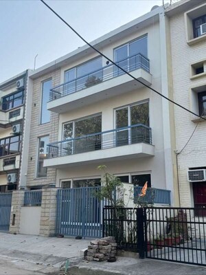 1 BHK Builder Floor For Rent in Sector 19