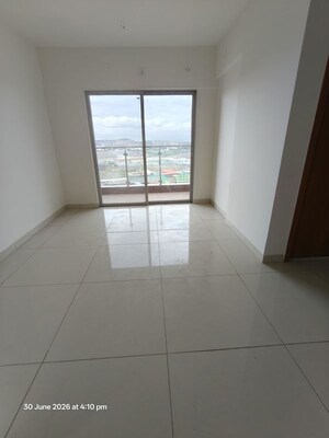 Room in 2 BHK Apartment at Gera Emerald City, Kharadi – for Rent