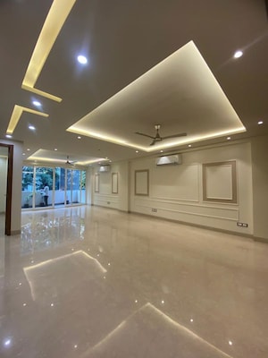 Room in 4 BHK Builder Floor at DLF Imperial Residences, Dlf Phase I – for Rent