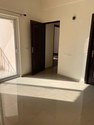 Room in 2.5 BHK Apartment at Gardenia Gateway, Sector 75 – for Rent