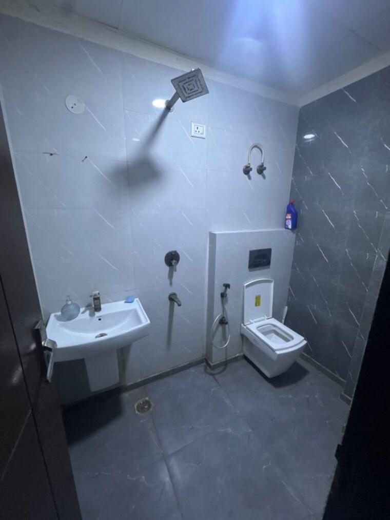Bathroom, gardenia-gateway 2.5 Bedroom 1280 Sq.Ft. Apartment In Sector 75 Noida 10490306