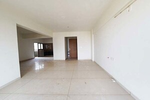 Room in 4 BHK Apartment at Vavol – for Rent