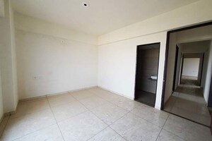 Room in 4 BHK Apartment at Vavol – for Rent
