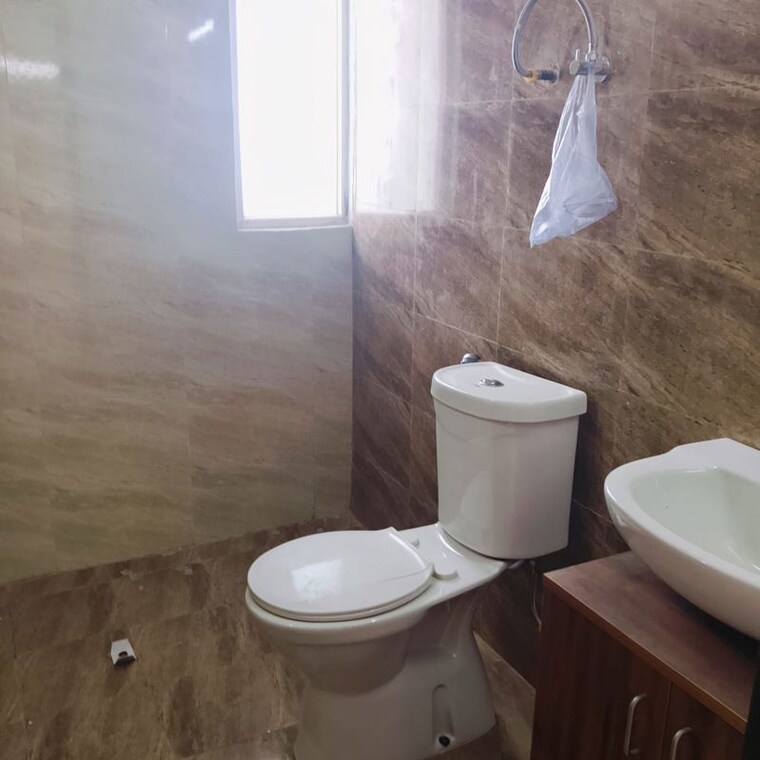 Bathroom, sector 82 3.5 Bedroom 1700 Sq.Ft. Apartment In Sector 82 Noida 10492997