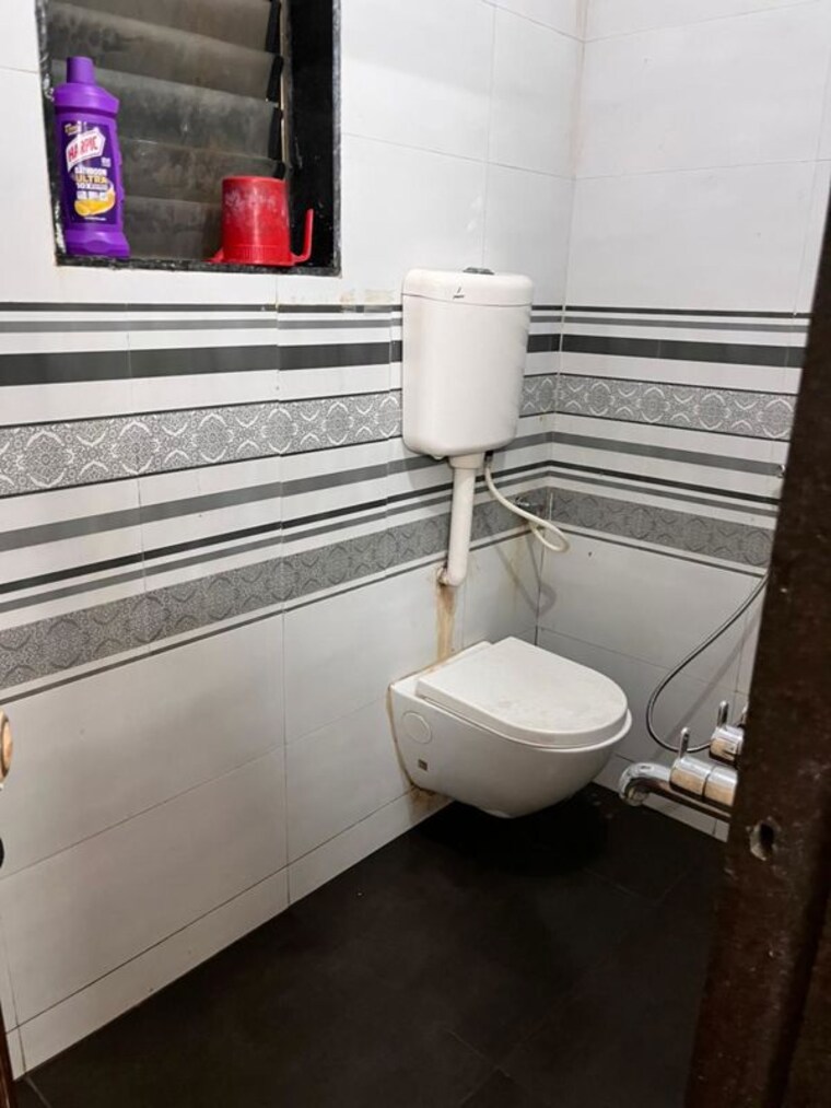 Bathroom, tilak nagar 1.5 Bedroom 550 Sq.Ft. Apartment In Tilak Nagar Mumbai 10493326